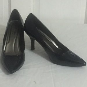 Patent faux leather black pumps